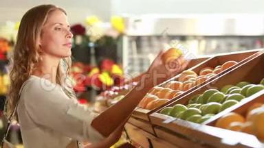 女人在超市里摘水果