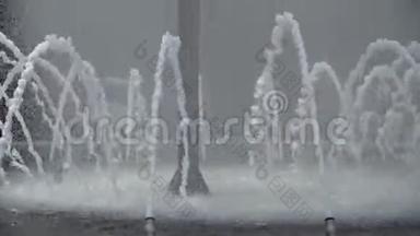 基辅的特写喷泉，清新的春天，流动的水