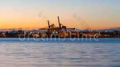 加拿大不列颠哥伦比亚省温哥华港大型船厂机械搬运货物集装箱的延时电影，日出1080