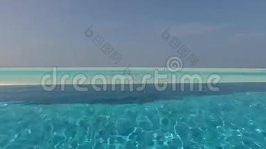 马尔代夫海滩有淡水的游泳池