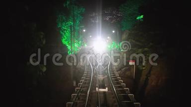 现代无司机地铁列车快速向前行驶，沿着<strong>夜晚</strong>的马来西亚，地面铁路，<strong>夜晚</strong>明亮的路灯