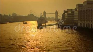 清晨阳光下的伦敦塔桥全景