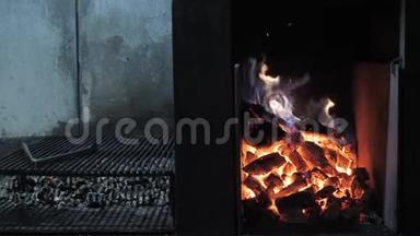火焰和红色余烬阿根廷烤架。 餐厅烧烤炉和烤架准备。 <strong>牛</strong>排馆，<strong>神</strong>户<strong>牛</strong>肉