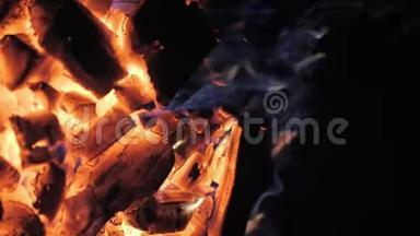 火焰和红色余烬阿根廷烤架。 餐厅烧烤炉和烤架准备。 牛排馆，神户牛肉
