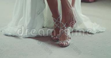 新娘为婚礼穿上鞋子