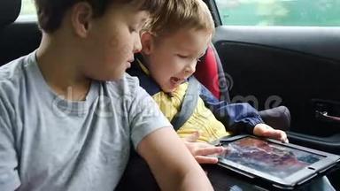 乘车时携带平板电脑的男孩