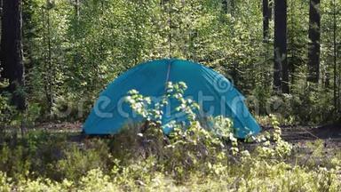 在<strong>林间</strong>空地上的蓝色露营帐篷