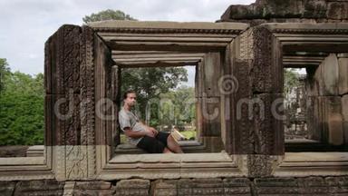 白种人<strong>旅游</strong>在巴浦翁寺庙看相机，<strong>吴哥</strong>，柬埔寨