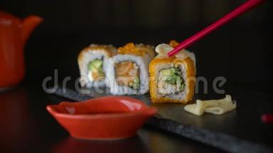 红筷子吃寿司卷，用筷子吃寿司卷