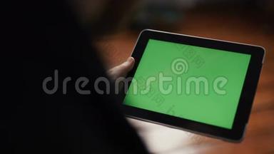 一个人持有空白平板电脑与绿色<strong>屏幕</strong>为您自己的定制内容。