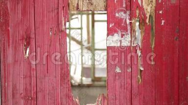 一座废弃的建筑被关闭的红色大门