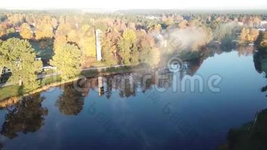 清晨的烟雾在水上乌尔布罗卡湖空中无人机顶上<strong>观看</strong>4KUHD<strong>视频</strong>拉脱维亚