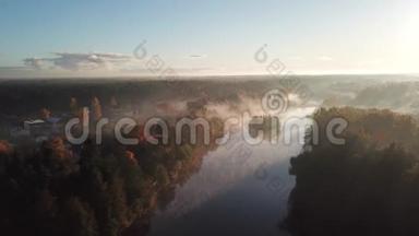 清晨的烟雾在水上乌尔布罗卡湖空中无人机顶上观看4KUHD视频拉脱维亚