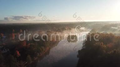 清晨的<strong>烟雾</strong>在水上乌尔布罗卡湖空中无人机顶上观看4KUHD<strong>视频</strong>拉脱维亚