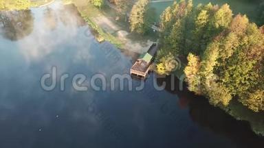 清晨的烟雾在水上乌尔布罗卡湖空中无人机顶上观看4KUHD视频拉脱维亚