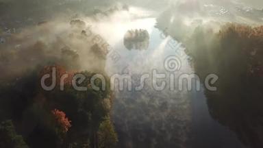 清晨的<strong>烟雾</strong>在水上乌尔布罗卡湖空中无人机顶上观看4KUHD<strong>视频</strong>拉脱维亚