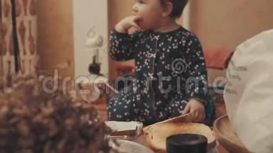 小宝宝坐在桌子上吃饼干