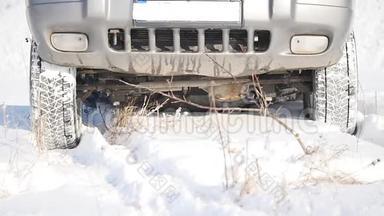 21.01.2018年，乌克兰Chernivtsi-在SNOW进行的研究。 冬天的汽车在雪地海滩上行驶。 在雪地上驾驶赛车