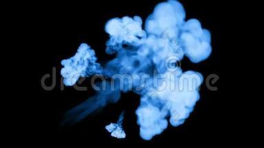 许多流动的荧光蓝墨水或烟雾，隔离在黑色的缓慢运动。 蓝色的色调在水中蔓延。 用途