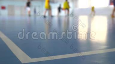 为儿童提供足球训练。 室内足球青年球员与足球在一个运动场。