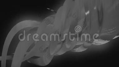 抽象章鱼灰色<strong>触手</strong>在黑色背景上移动，单色.. 动画。 把抽象的管子卷起来