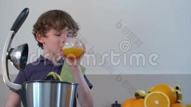 年轻有趣的白种人男孩在厨房用电榨汁机自制鲜橙果汁，然后饮用