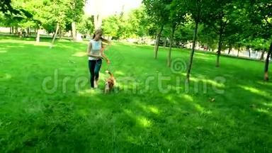 快乐的年轻女人和她的小猎犬慢跑