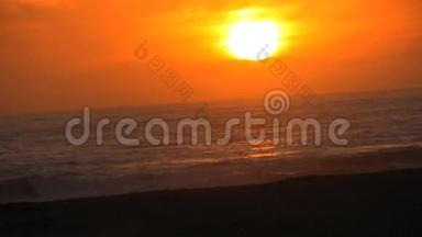日落时海滩的宁静镜头。 高清1080便士 30fps。
