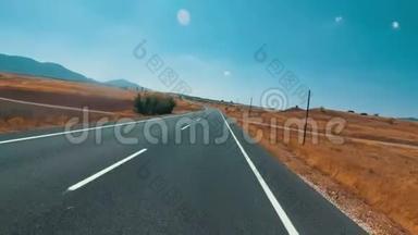 <strong>摩托</strong>车手在西班牙的景观<strong>沙漠</strong>风景和空路上骑马。 第一人观点
