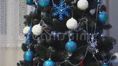 圣诞树上装饰着漂亮的玩具