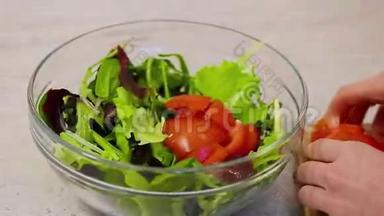 玻璃碗里的新鲜蔬菜沙拉