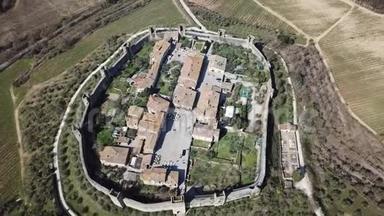 意大利锡耶纳，蒙特里戈尼。 这座美丽的中世纪村庄的无人机空中镜头。 意大利托斯卡纳