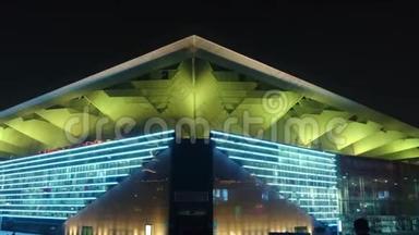 夜间体育场建筑物的霓虹灯