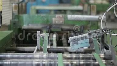 移动相机在印刷标签缝纫切割机构。 SaddleStitcher，全高清，显示滑块。