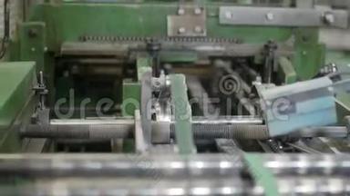 移动相机在印刷标签缝纫切割机构。 SaddleStitcher，全高清，显示滑块。