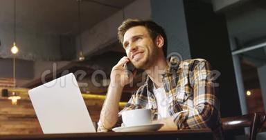 男子在4k咖啡厅<strong>使用</strong>笔记本电脑<strong>时使用</strong>手机