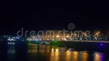 傍晚时分，观赏一幅美丽的桥在海水上的夜景