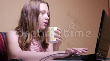 坐在笔记本电脑前的女孩