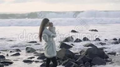 惊涛骇浪的<strong>海边</strong>的女摄影师<strong>拍照</strong>留念.. 游客摄影师拍摄海洋图片