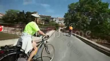 退休夫妇在河边骑自行车度假