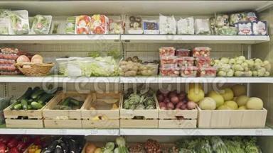 超市货架上各种蔬菜和水果