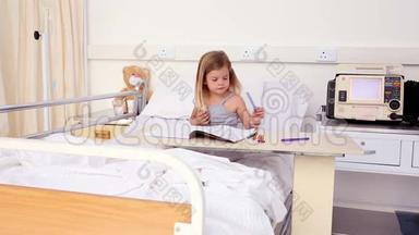 坐在医院病床上的小女孩
