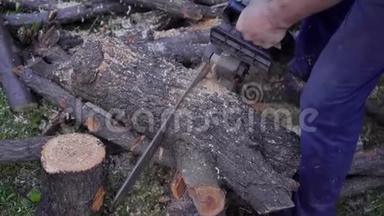 人用电锯锯木头，木屑，锯屑