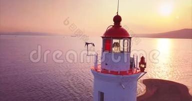 日出时对老托卡雷夫斯基灯塔的全景鸟瞰。 海参崴