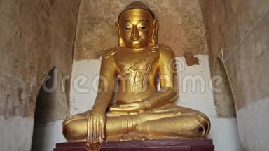 坐佛的石像靠近。 缅甸巴甘