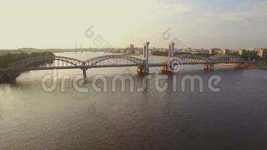 河对岸<strong>铁路大桥</strong>的美丽鸟瞰图