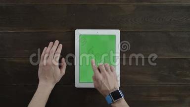 点击带有绿色屏幕的平板电脑