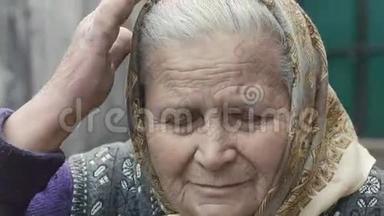 老奶奶满脸皱纹，疲惫不堪，微笑着看着镜头的画像