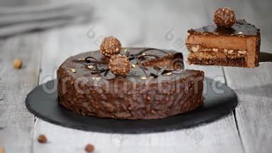 <strong>法式</strong>摩丝蛋糕一块，加巧克力釉。 现代欧洲蛋糕糕点。