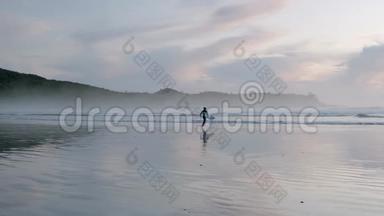 托菲诺温哥华岛，在托菲诺海滩的鸟瞰图，日落时人们在加拿大温哥华岛冲浪